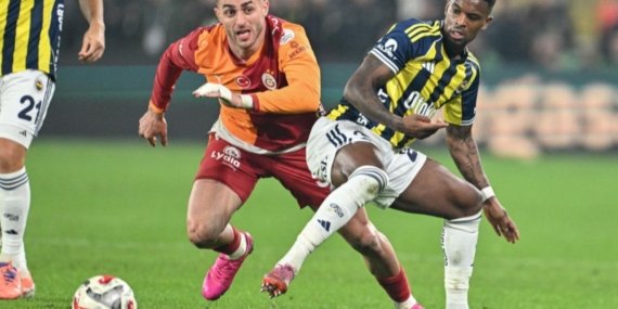 Galatasarayin-yonetim-kurulu-uyesi-saha-kenarinda-futbolcunun-fotografini-cektigi-icin.jpg